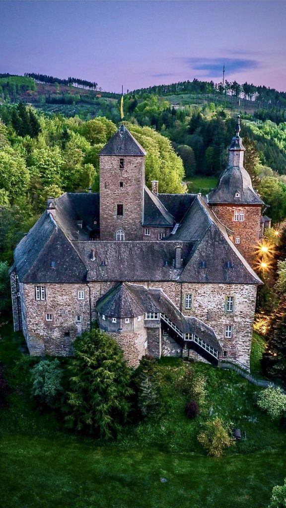 Aussenaufnahme Oberburg - Burg Schnellenberg Attendorn
